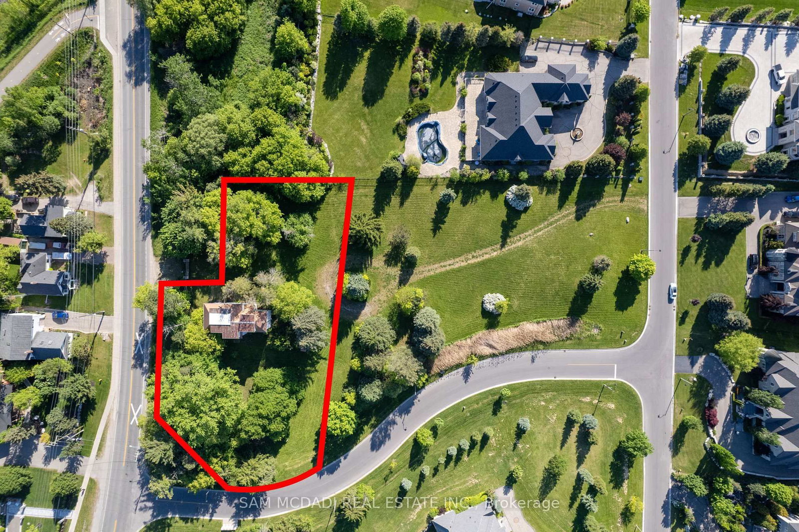 16 Charles Cooper Court • Vaughan, ON photo 3