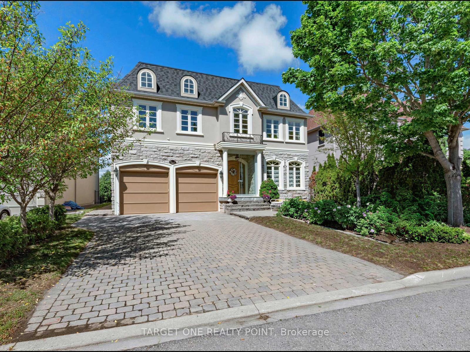 20 Ormsby Court • Richmond Hill, ON photo 2