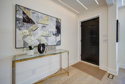 9 Cartier Crescent • Richmond Hill, ON photo 2