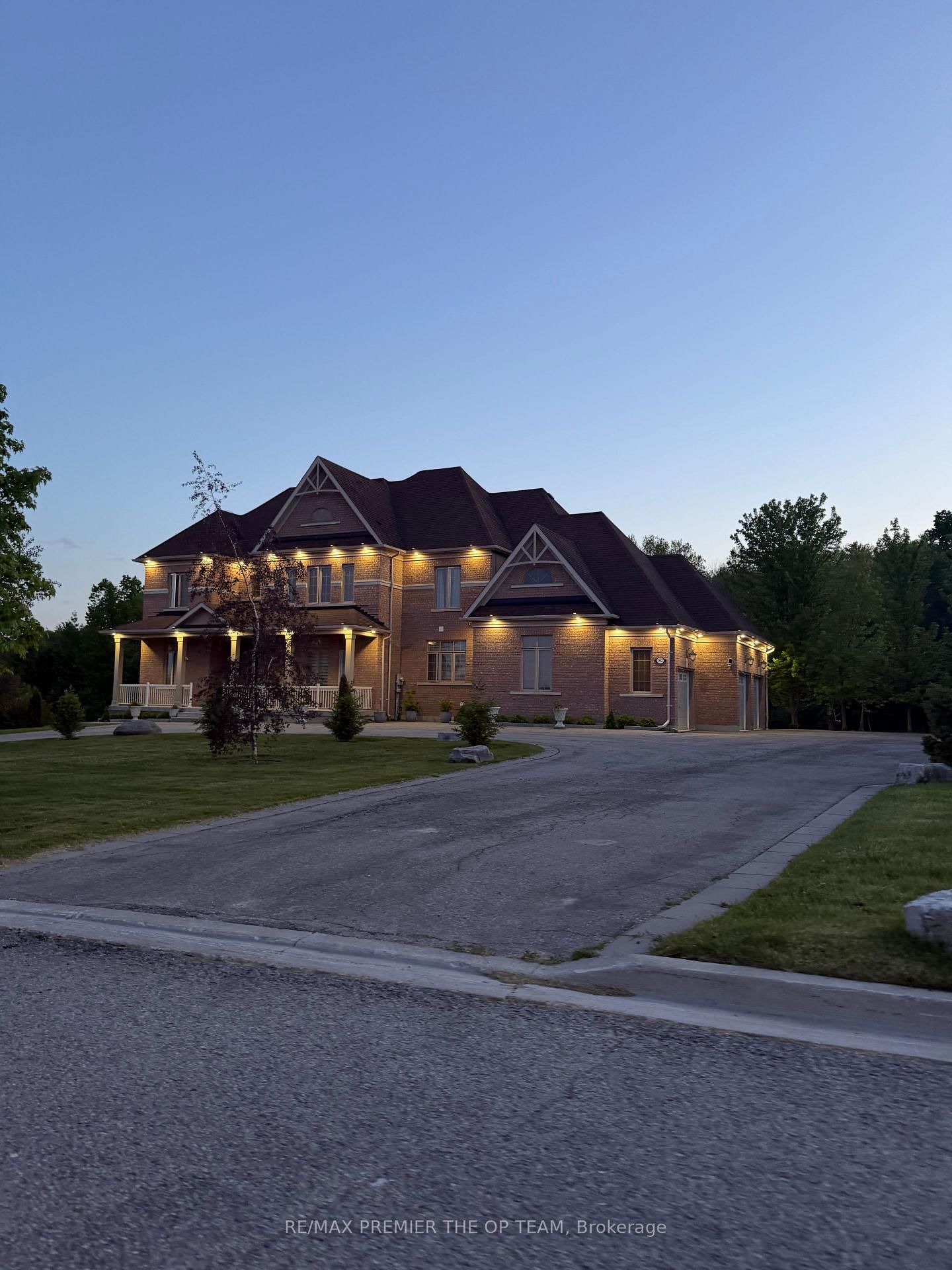 102 Pine Hill Road • Bradford West Gwillimbury, ON photo 3