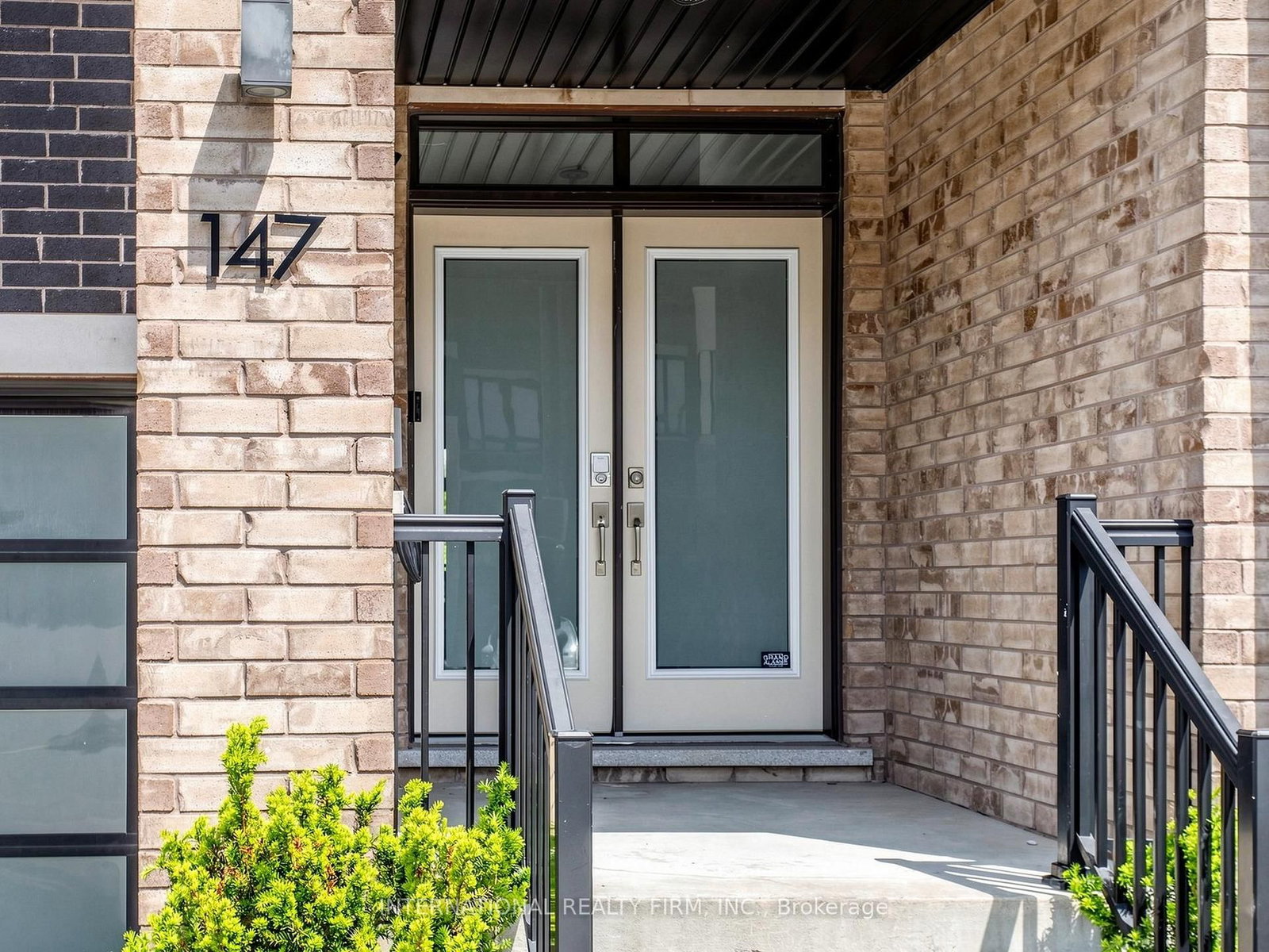 147 Dariole Drive • Richmond Hill, ON photo 2