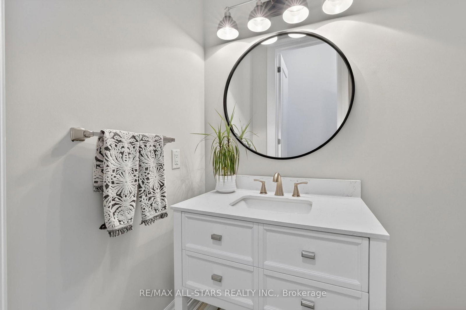 10 Forest Grove Court • Aurora, ON photo 21