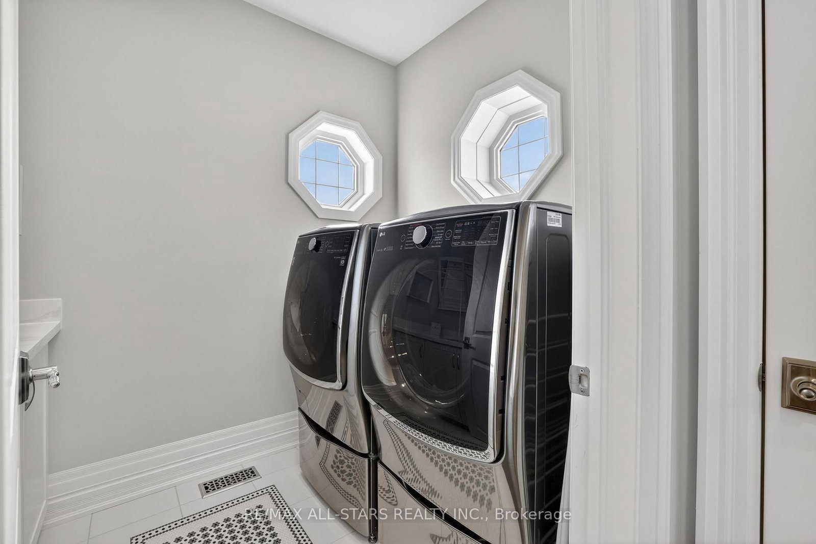 10 Forest Grove Court • Aurora, ON photo 38