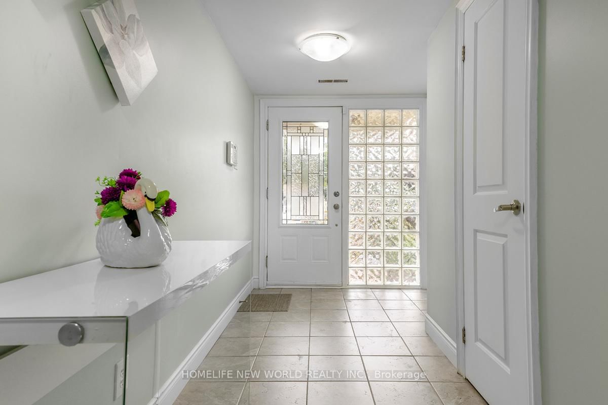 61 Poplar Crescent • Aurora, ON photo 2