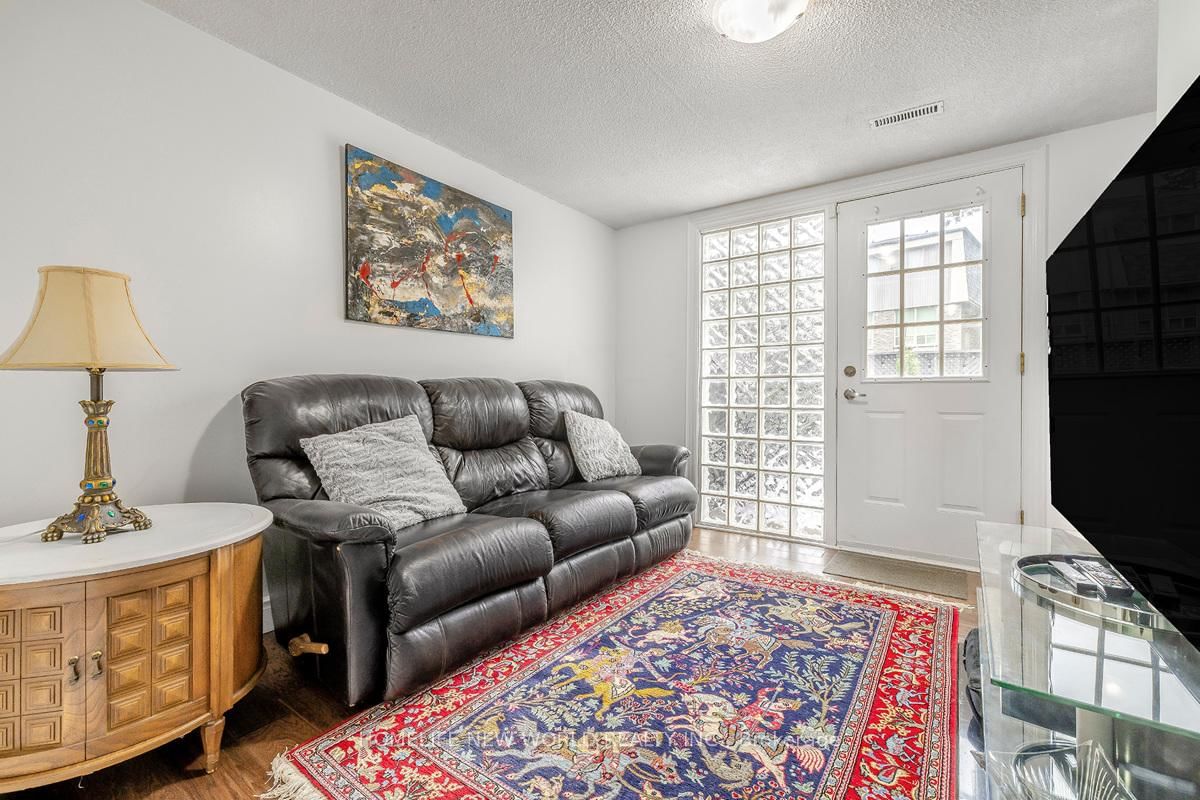 61 Poplar Crescent • Aurora, ON photo 3