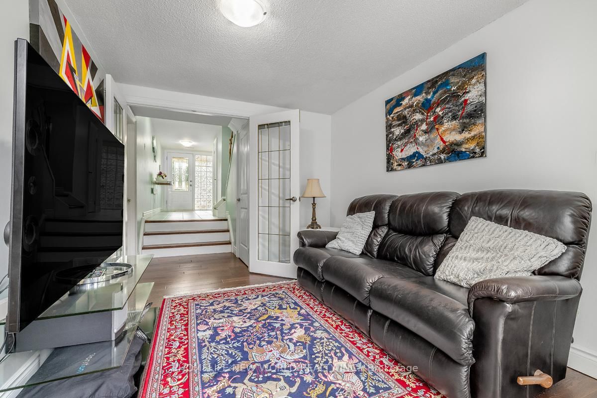 61 Poplar Crescent • Aurora, ON photo 4