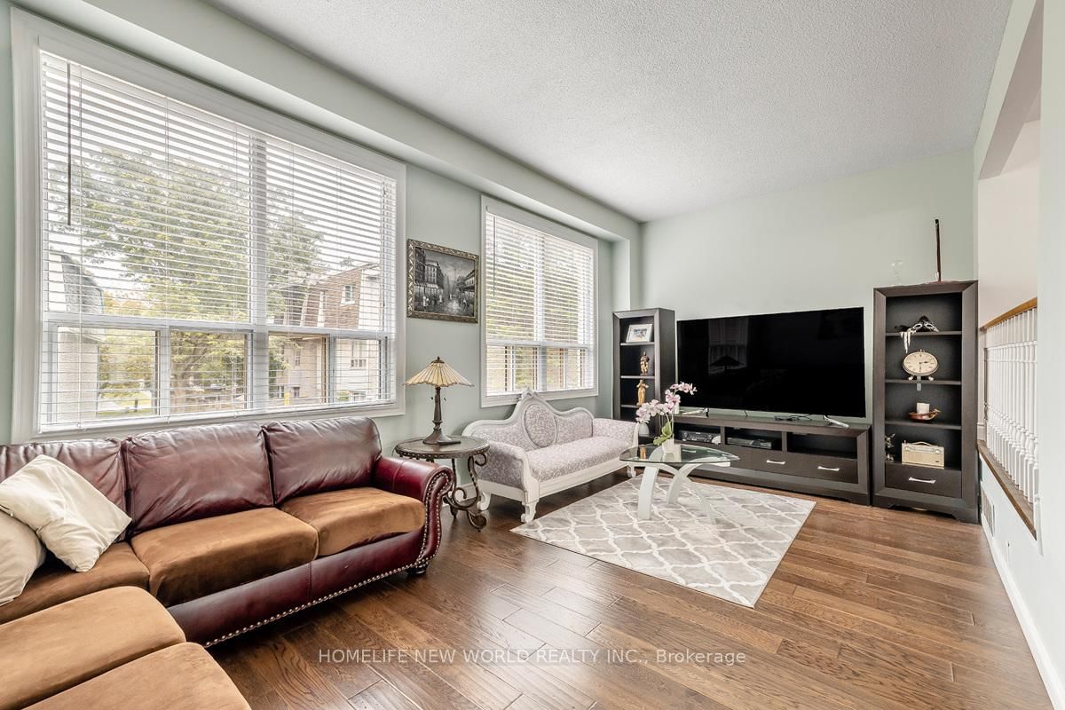 61 Poplar Crescent • Aurora, ON photo 5