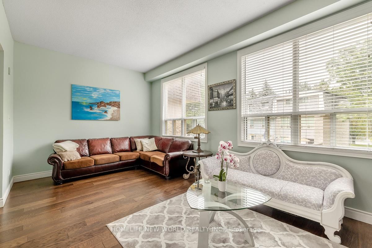 61 Poplar Crescent • Aurora, ON photo 6