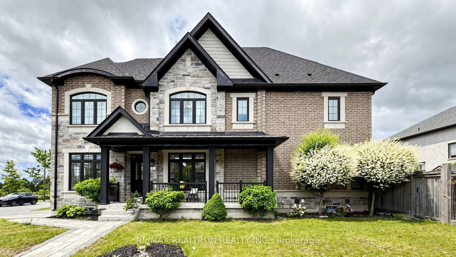 18 Ladder Crescent • East Gwillimbury, ON photo 2