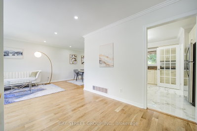 4 Sir Brandiles Place • Markham, ON photo 8