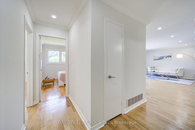 4 Sir Brandiles Place • Markham, ON photo 9