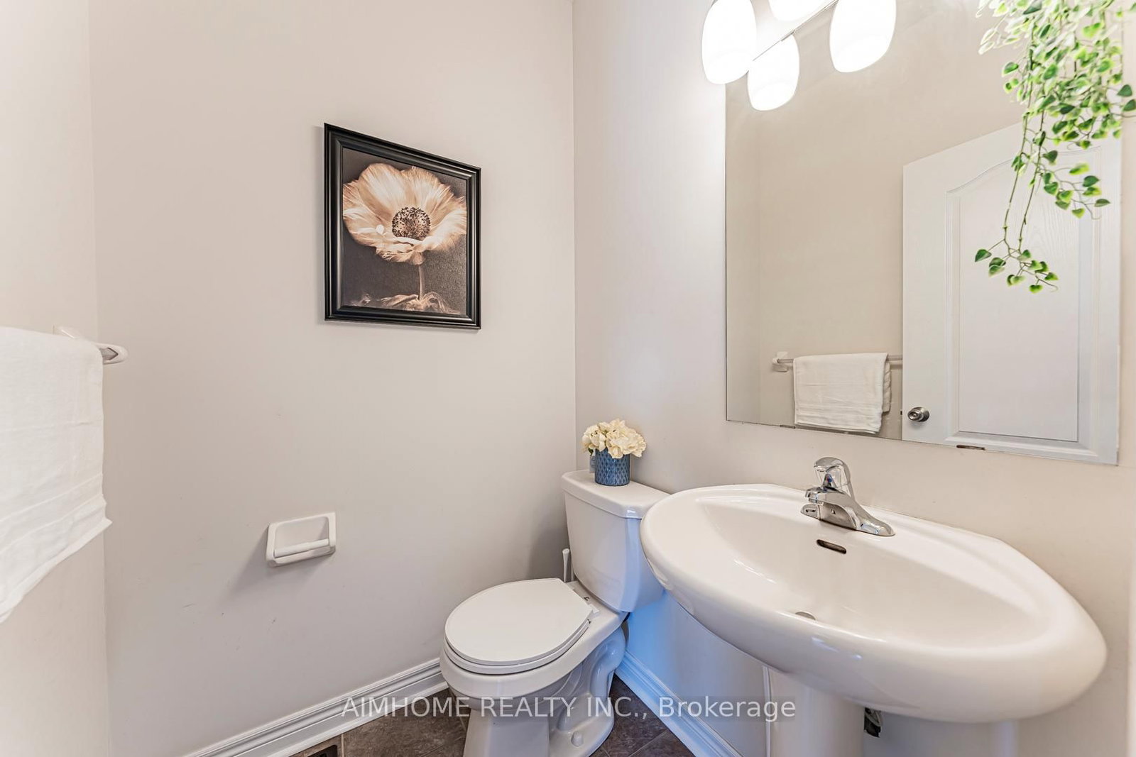 223 Emma Broadbent Court • Newmarket, ON photo 8