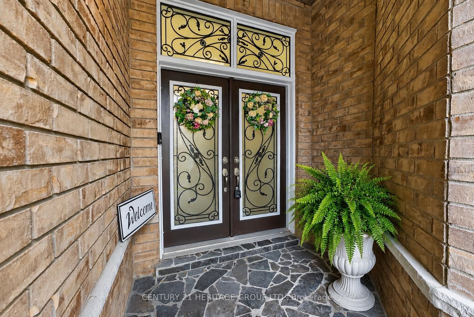 90 Gibson Circle • Bradford West Gwillimbury, ON photo 2