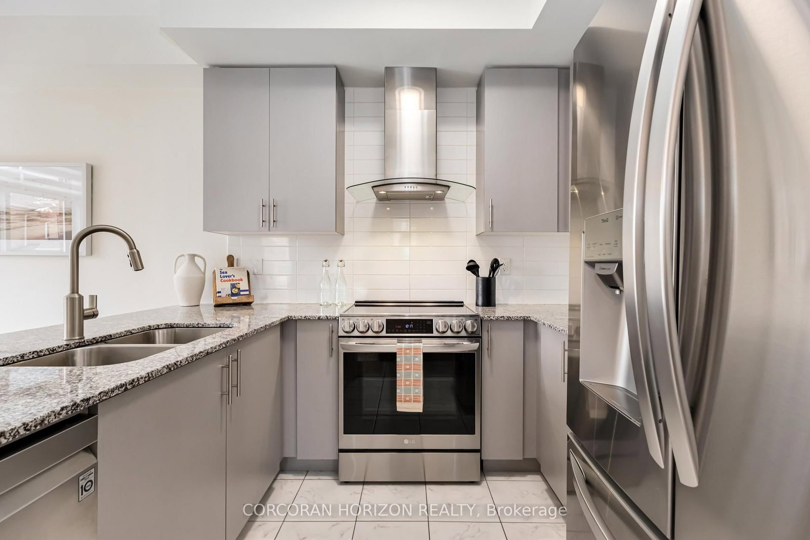 81 Dundonald Trail • Newmarket, ON photo 11