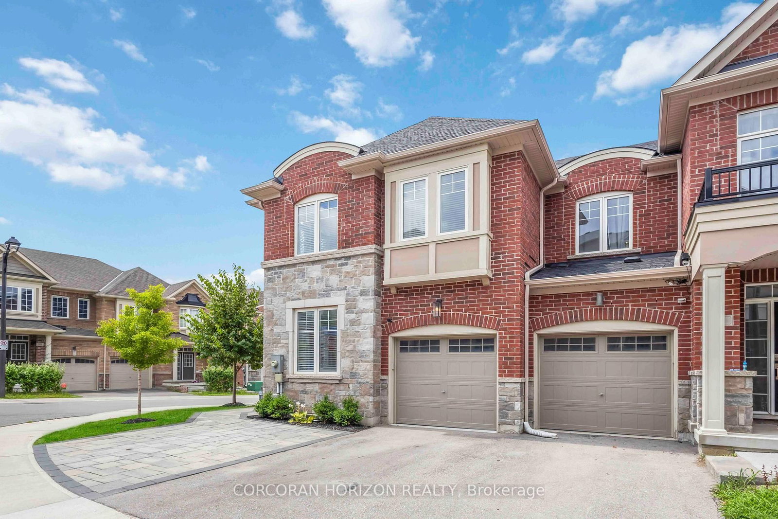 81 Dundonald Trail • Newmarket, ON photo 4