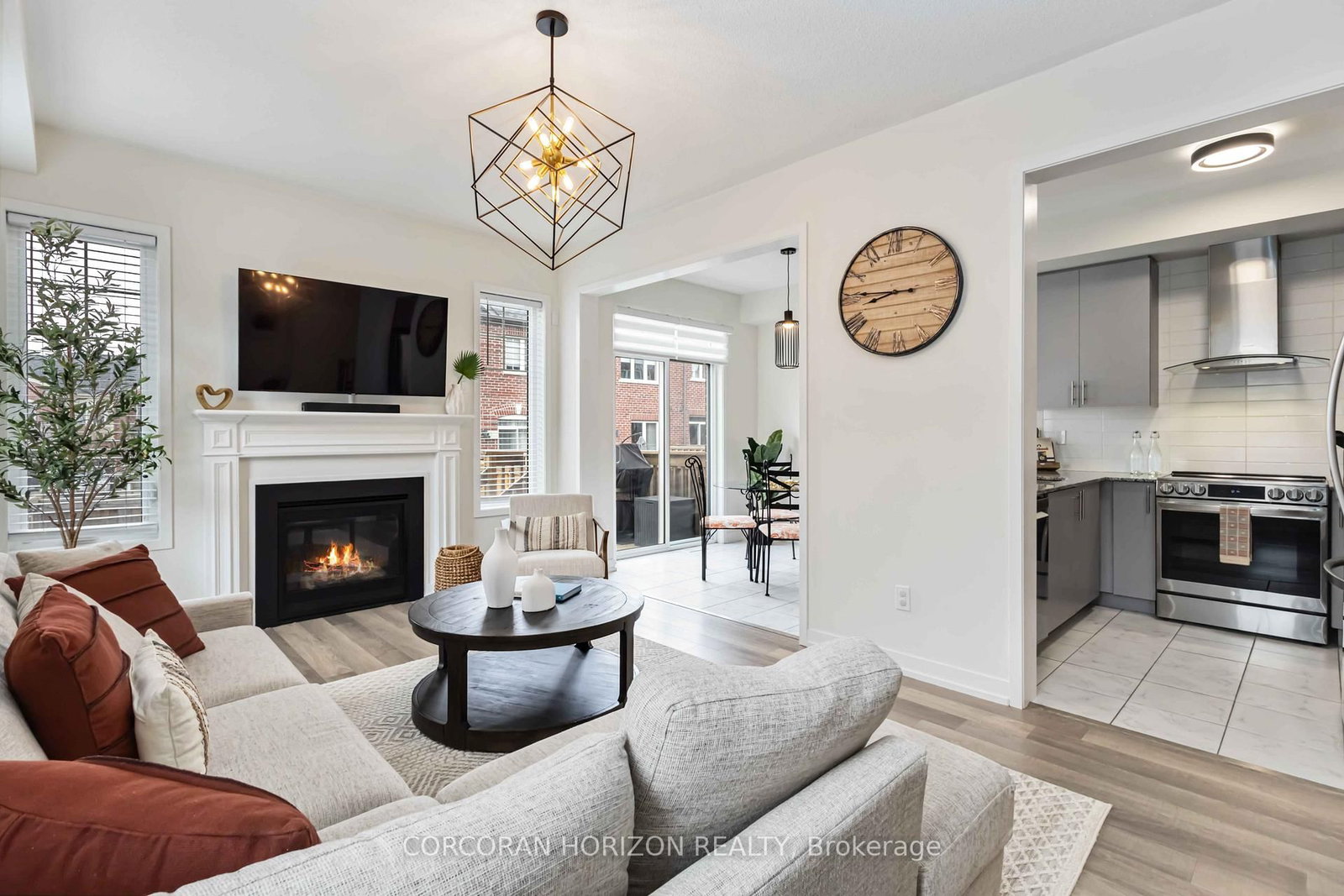 81 Dundonald Trail • Newmarket, ON photo 9