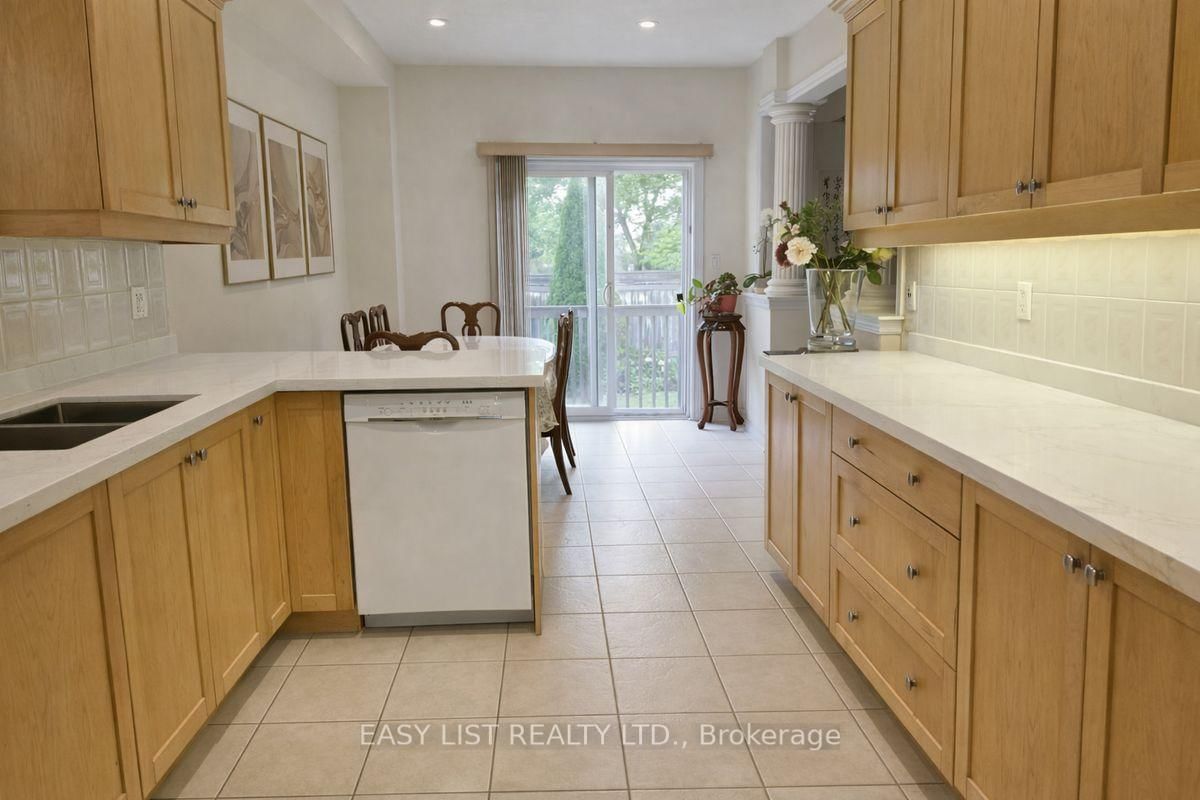171 Stonebriar Drive • Vaughan, ON photo 8