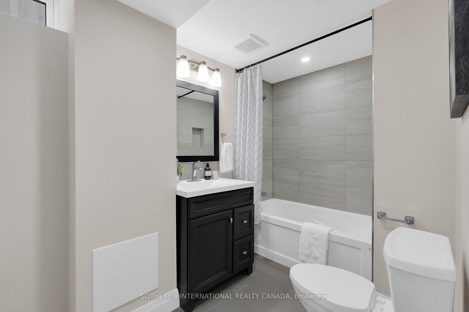 15 Wenderly Drive • Aurora, ON photo 15