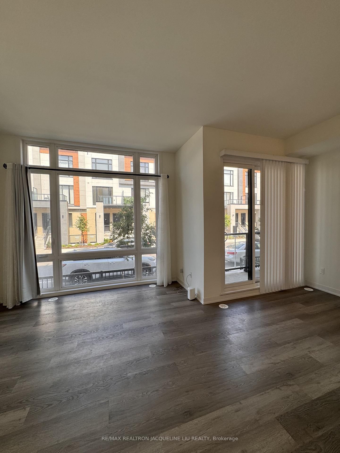 305 - 6 Steckley House Lane, Richmond Hill 4