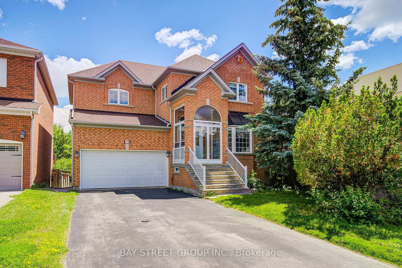 19 Fountain Court • Richmond Hill, ON photo 1