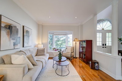 19 Fountain Court • Richmond Hill, ON photo 4