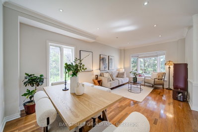 19 Fountain Court • Richmond Hill, ON photo 8