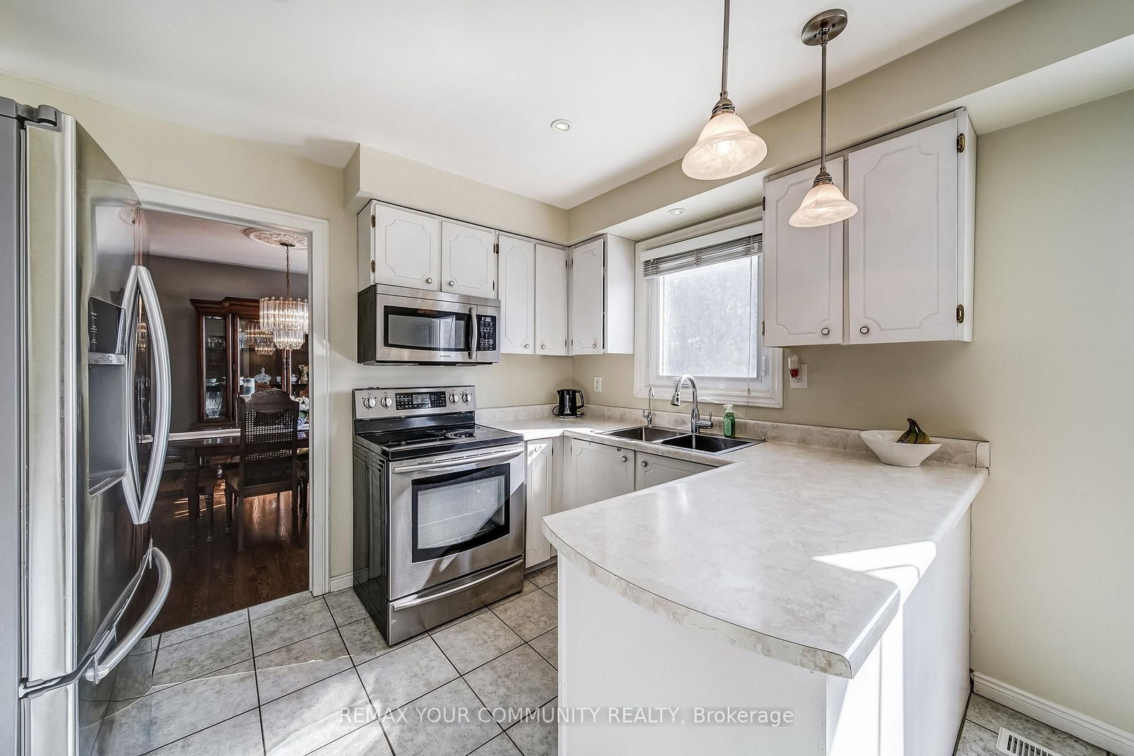 911 Ferndale Crescent • Newmarket, ON photo 9