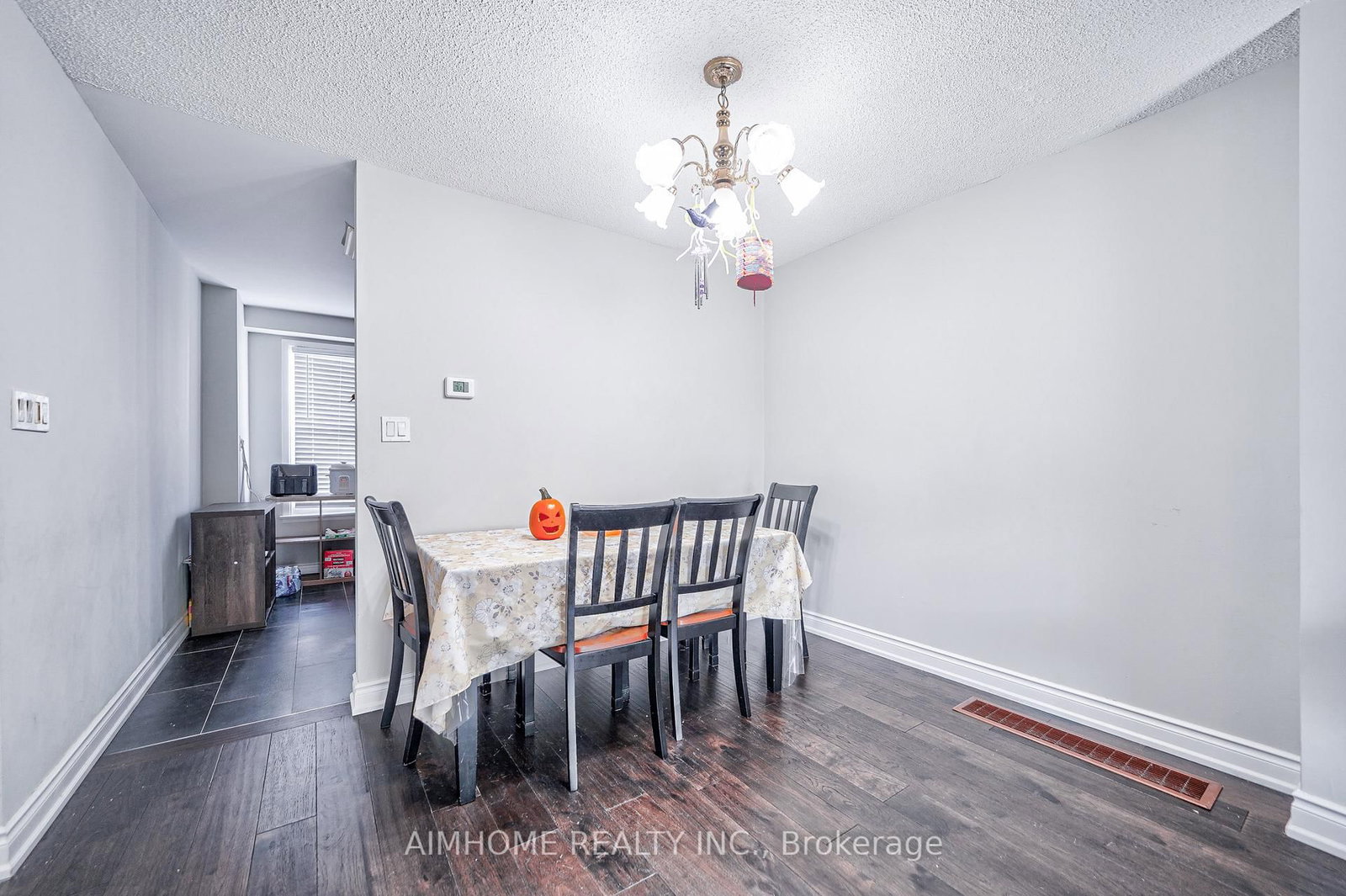 1692 John Street • Markham, ON photo 8