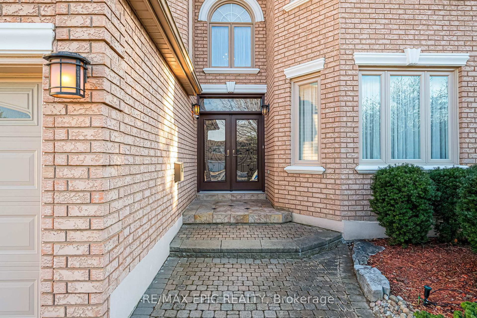 11 Palace Court • Richmond Hill, ON photo 6