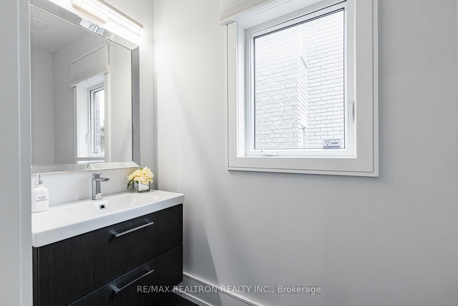 143 Shelbourne Drive • Vaughan, ON photo 11