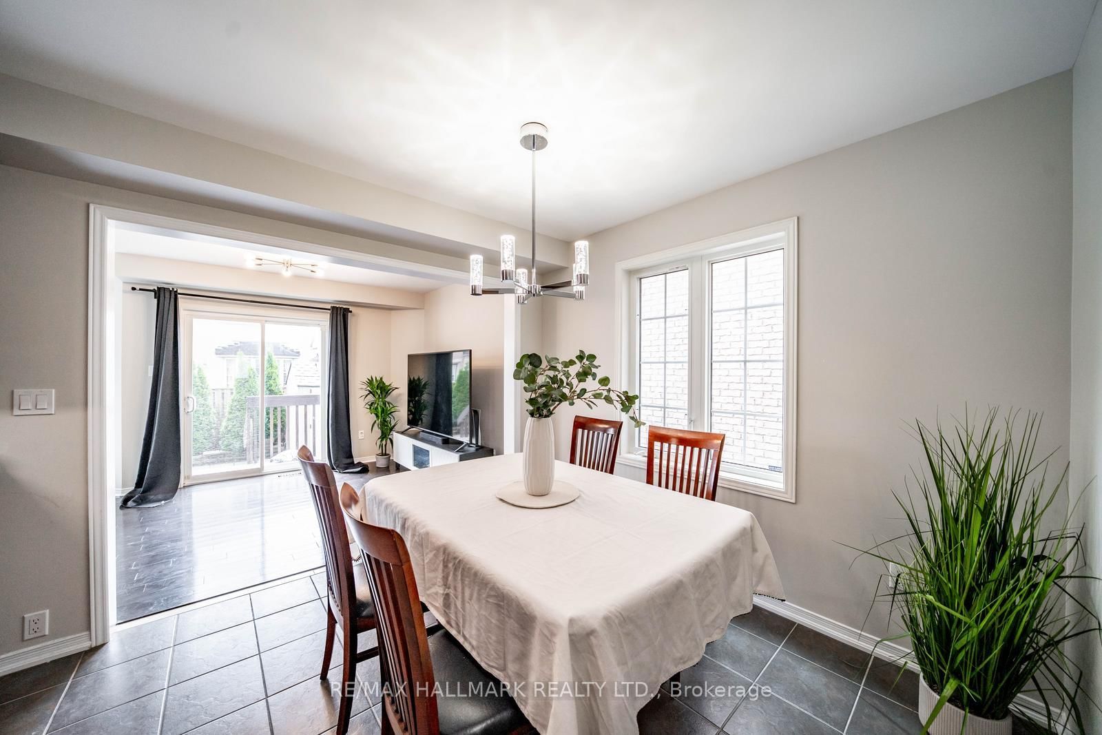85 Vera Lynn Crescent • Whitchurch-Stouffville, ON photo 6