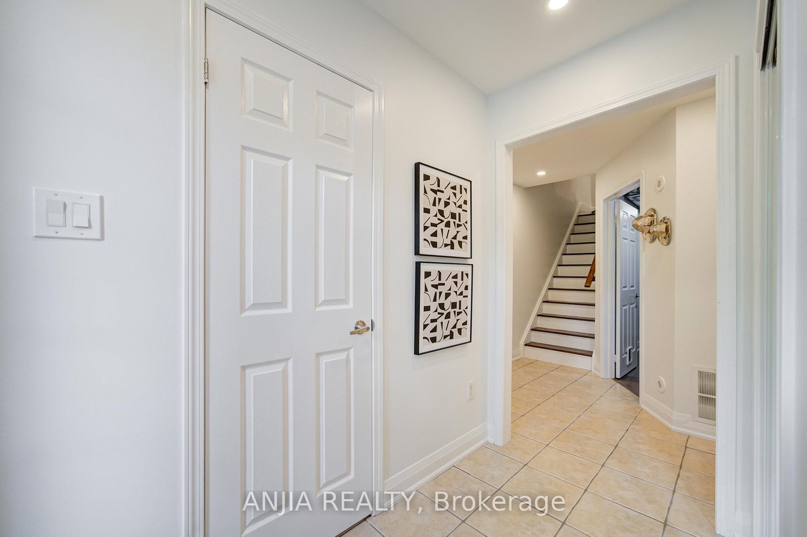 39 Miltrose Crescent • Whitchurch-Stouffville, ON photo 3