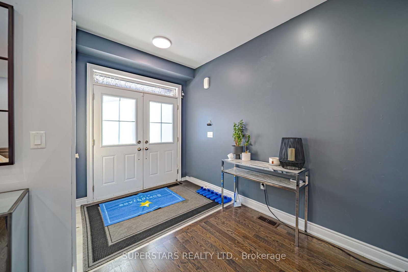 30 Festival Court • East Gwillimbury, ON photo 1