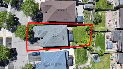 8 Gordon Weeden Road • Markham, ON photo 3