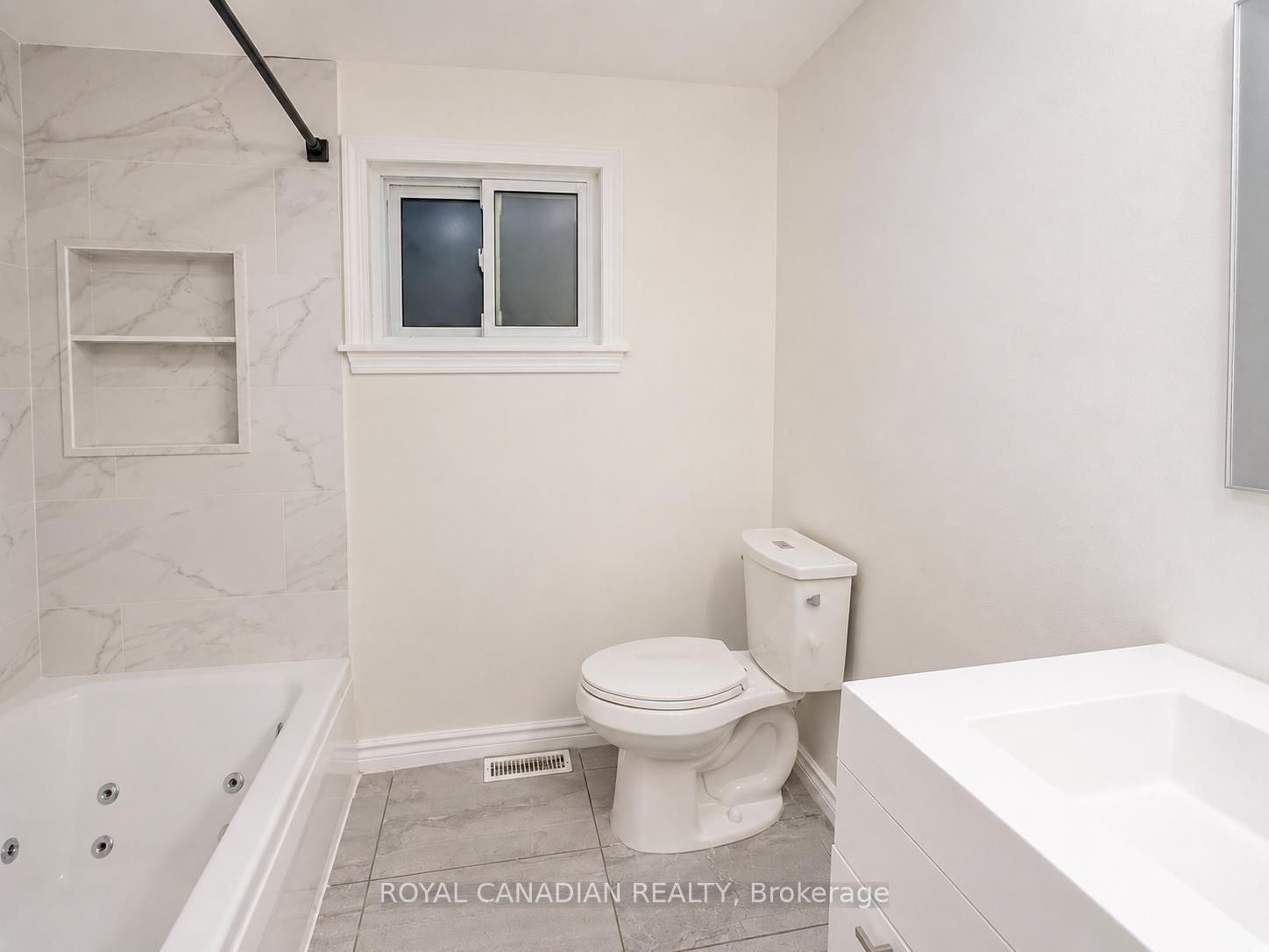 36 Maplegrove Avenue • Bradford West Gwillimbury, ON photo 11