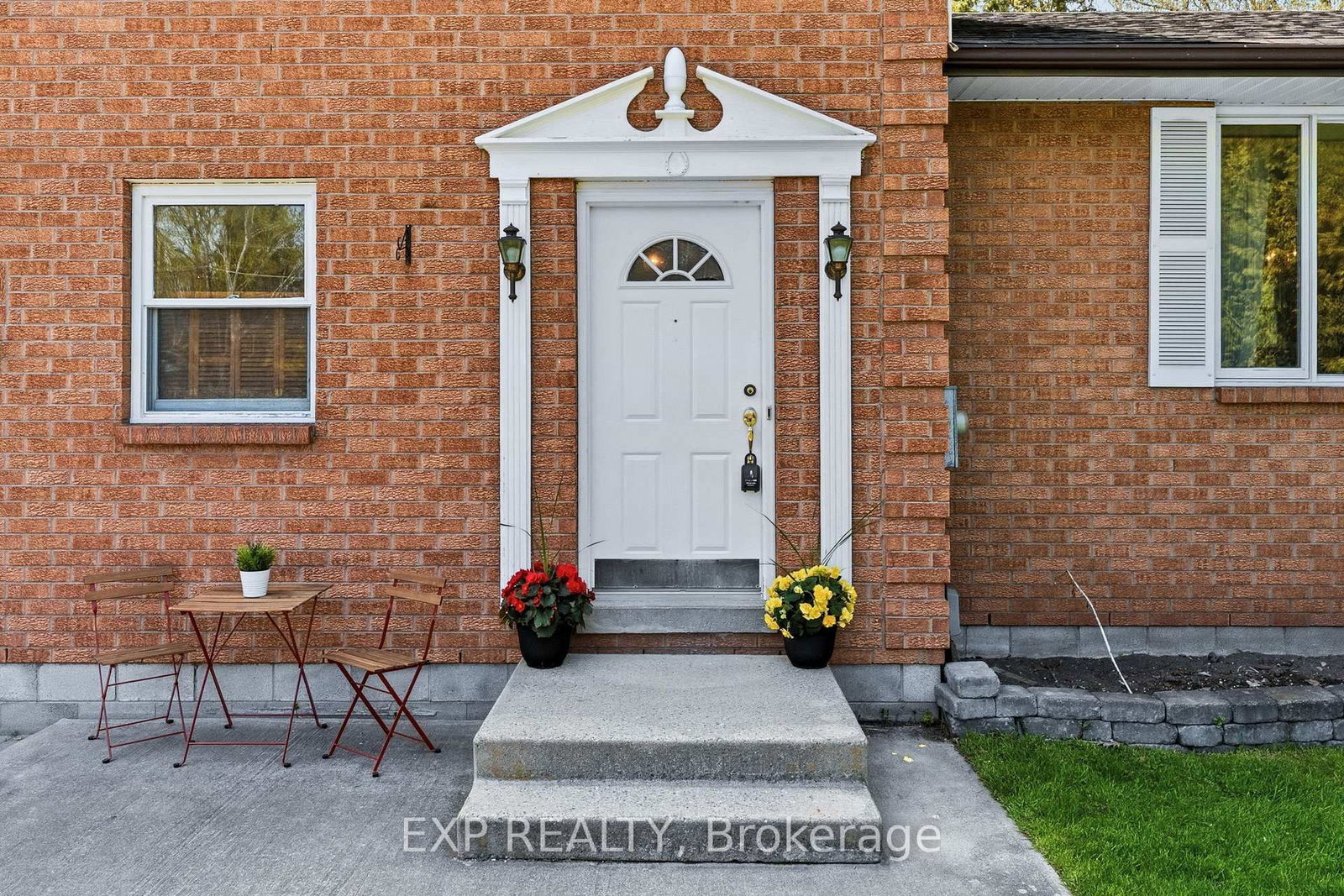 32 Louisa Street • Georgina, ON photo 4