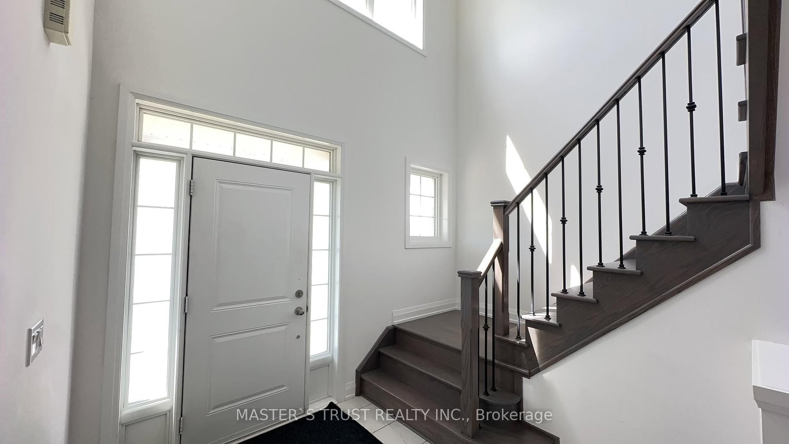 102 Frank Kelly Drive • East Gwillimbury, ON photo 2