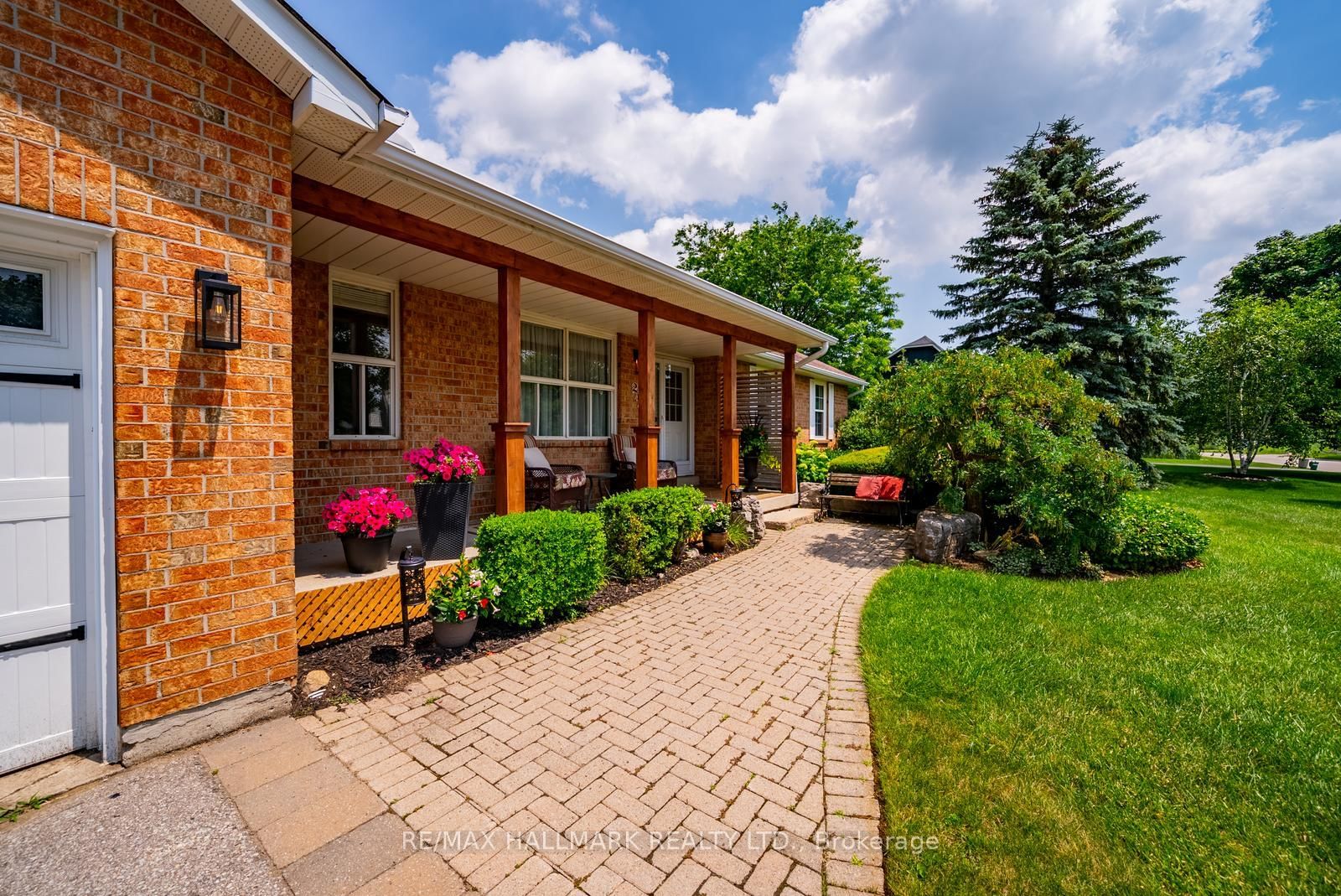 245 Cam Fella Boulevard • Whitchurch-Stouffville, ON photo 2