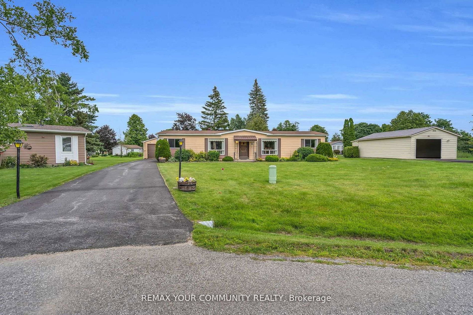 22 Emery Court • Georgina, ON photo 2
