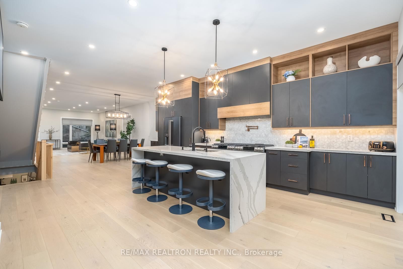 70 Collins Crescent • Aurora, ON photo 11
