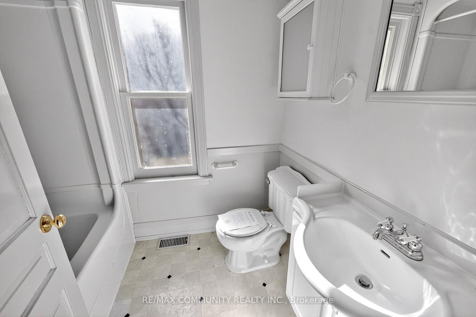 28 Queen Street • Innisfil, ON photo 17