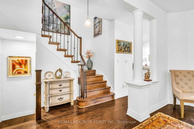 36 Edgemont Court • Richmond Hill, ON photo 4