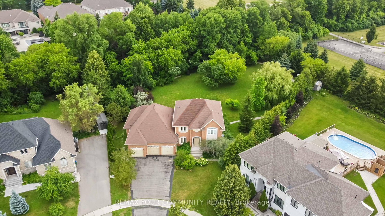 40 Hunterwood Chase • Vaughan, ON photo 2