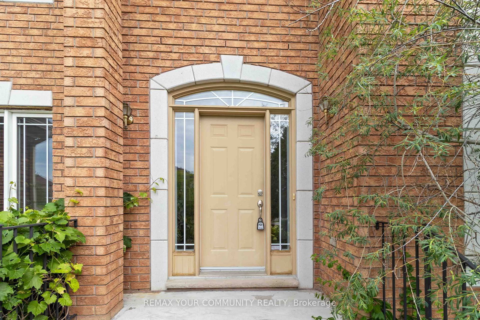 40 Hunterwood Chase • Vaughan, ON photo 4
