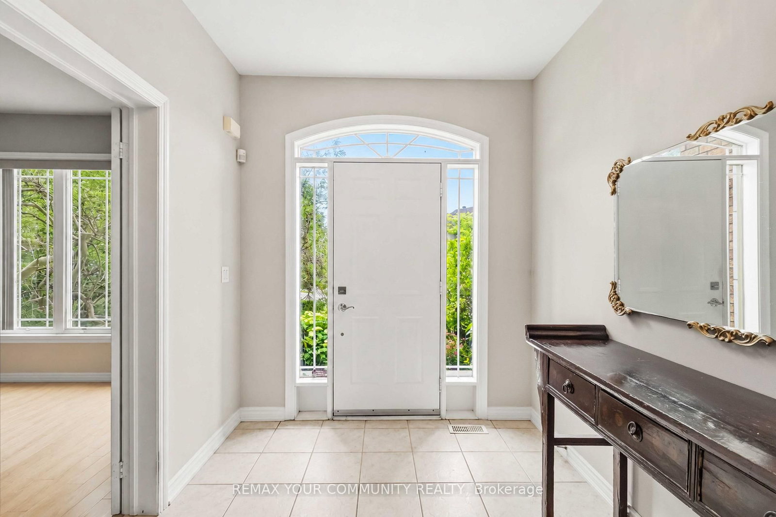 40 Hunterwood Chase • Vaughan, ON photo 5