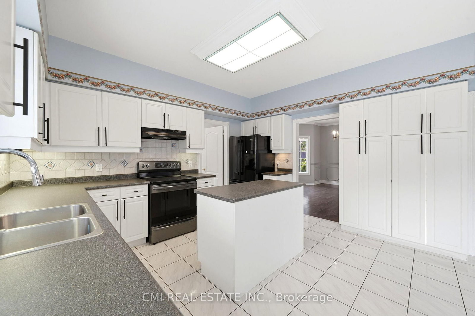 15 Treegrove Circle • Aurora, ON photo 10