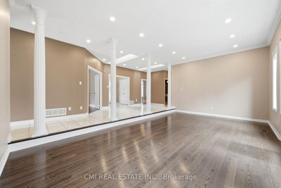 15 Treegrove Circle • Aurora, ON photo 9