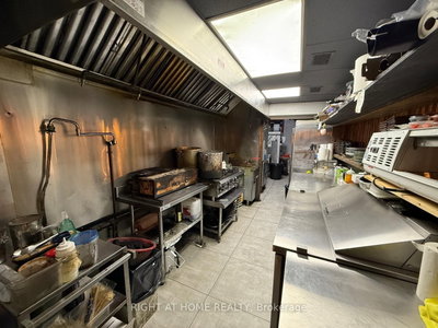 7057 Yonge Street — photo 5