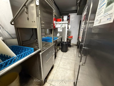 7057 Yonge Street — photo 6