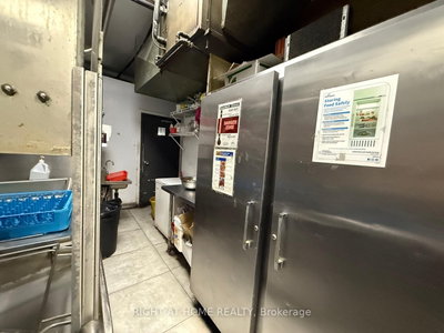 7057 Yonge Street — more photos